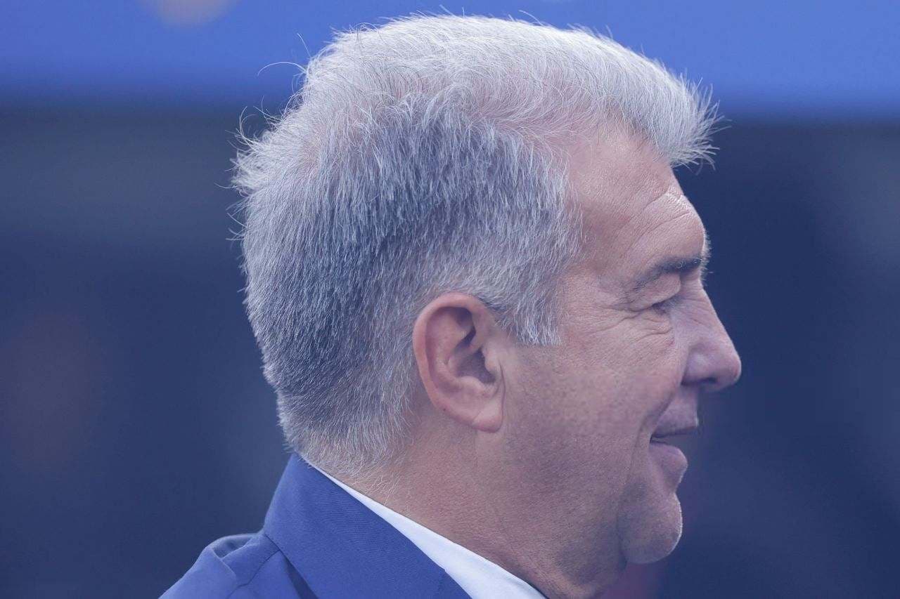 خوان لاپورتا در جریان بازگشت بارسلونا به نیوکمپ