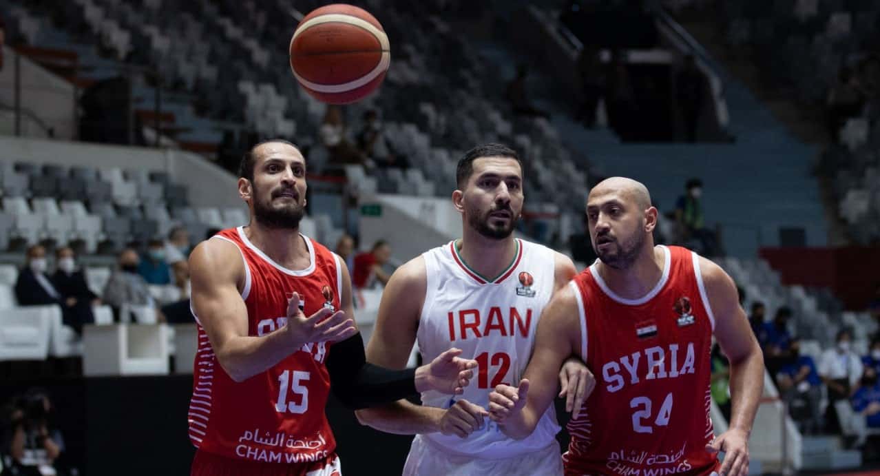 آرمان زنگنه سنتر تیم ملی بسکتبال ایران و هانی آدریبه و عامر الساتی بازیکنان تیم ملی بسکتبال روسیه