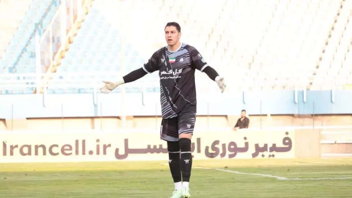 محمدرضا اخباری دروازه بان سابق گل گهر و حال حاضر سپاهان اصفهان و بازیکن سابق تراکتور - گزینه مدنظر استقلال تهران - بازی گل گهر و استقلال خوزستان - لیگ برتر ایران