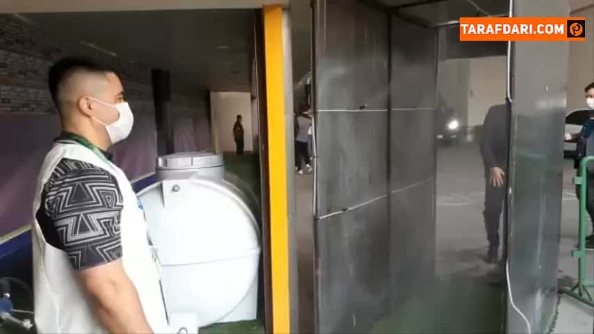عبور بازیکنان پرسپولیس از تونل ضد عفونی ورزشگاه آزادی پیش از دیدار با فولاد خوزستان / ویدیو