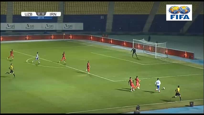 برخورد ضربه بازیکنان ازبکستان به تیرک دروازه ایران در نیمه اول (ازبکستان 0-0 ایران)