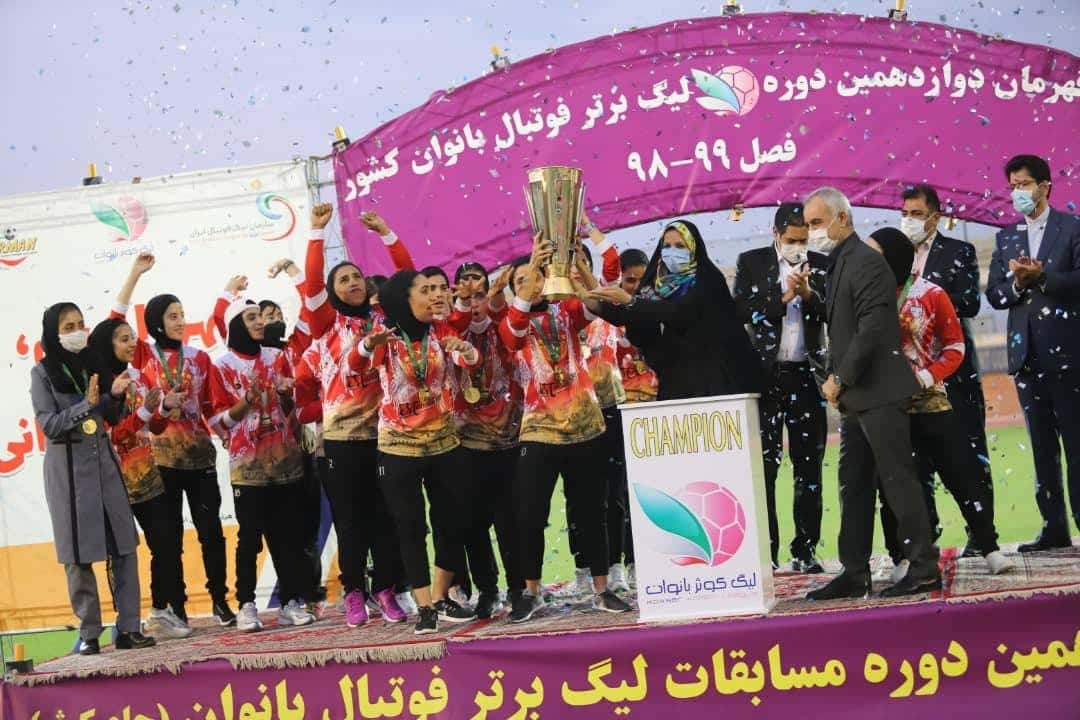 شهرداری بم بدون ستاره هایش جام را بلند کرد