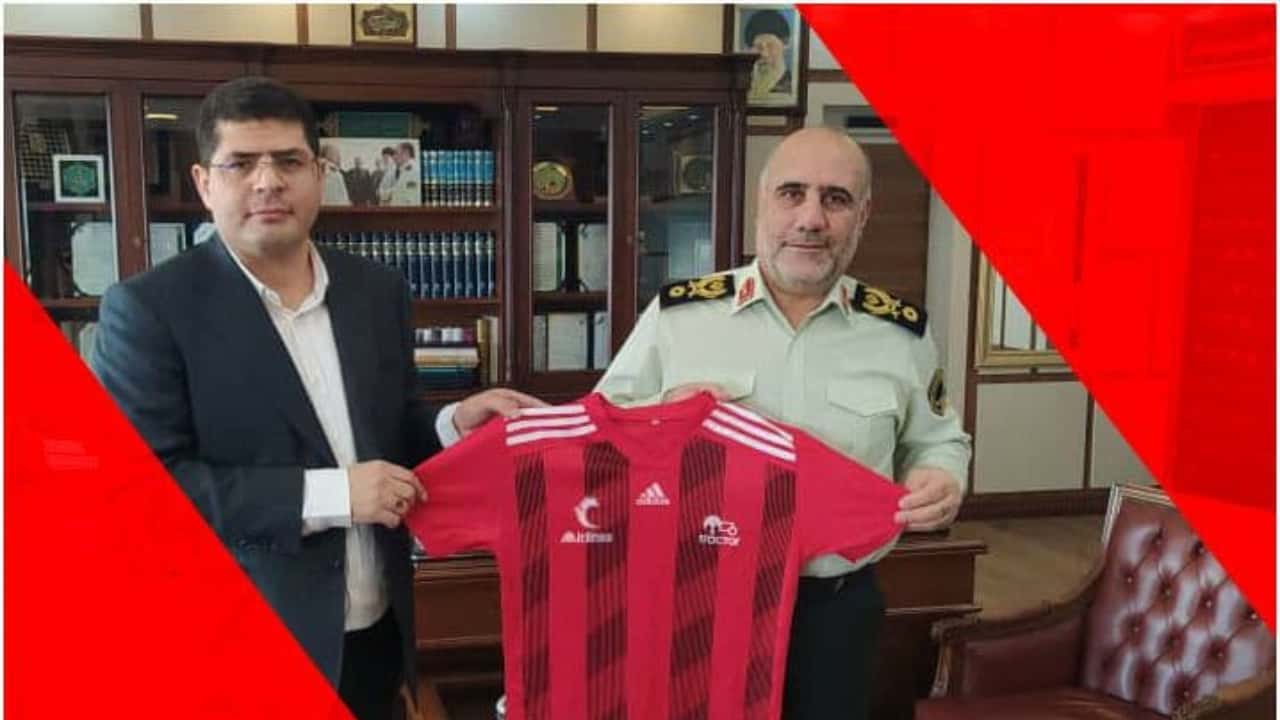 پیراهن تراکتور به فرمانده انتظامی تهران اهدا شد