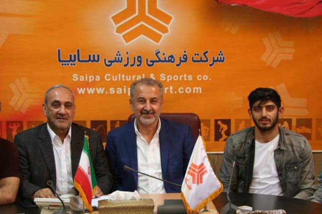 اونهایی که میگن قراردادمهدی ترابی باپرسپولیس غیرقانونی بوده جوابشون توی همین عکسه حضورمدیرعامل باشگاه سایپادرلحظه عقدقراردادنشان ازقانونی بودن مذاکرات وقراردادپرسپولیس بامهدی ترابی هستش