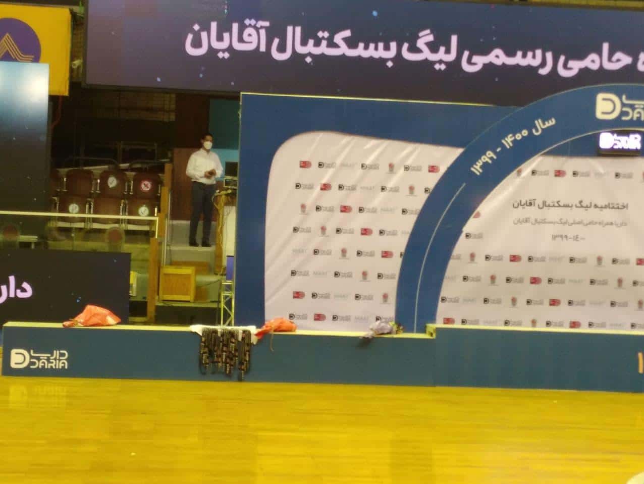 بازیکنان مهرام سالن را ترک کردند و روی سکوی نایب قهرمانی نرفتند / عکس