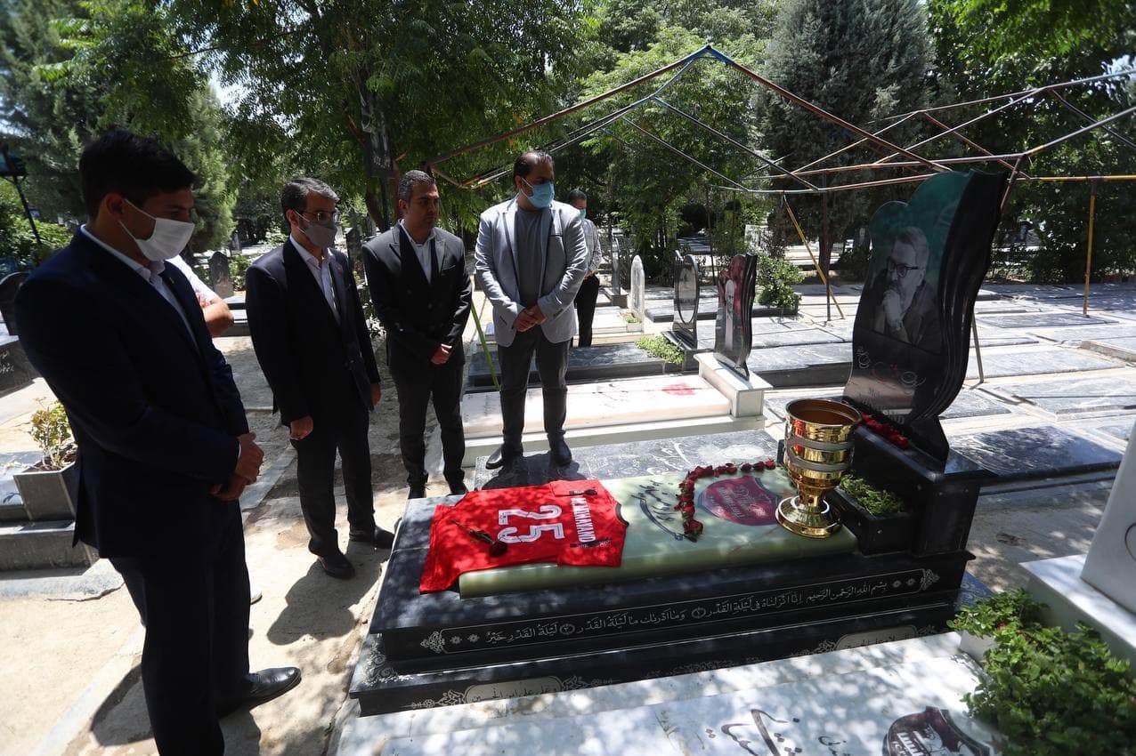 مدیران پرسپولیس با کاپ سوپرجام بر مزار پیشکسوتان