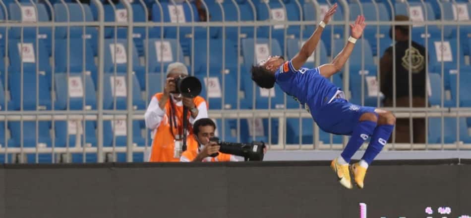 الهلال هنوز قهرمان نشده است، الشباب شانه به شانه پیش می رود