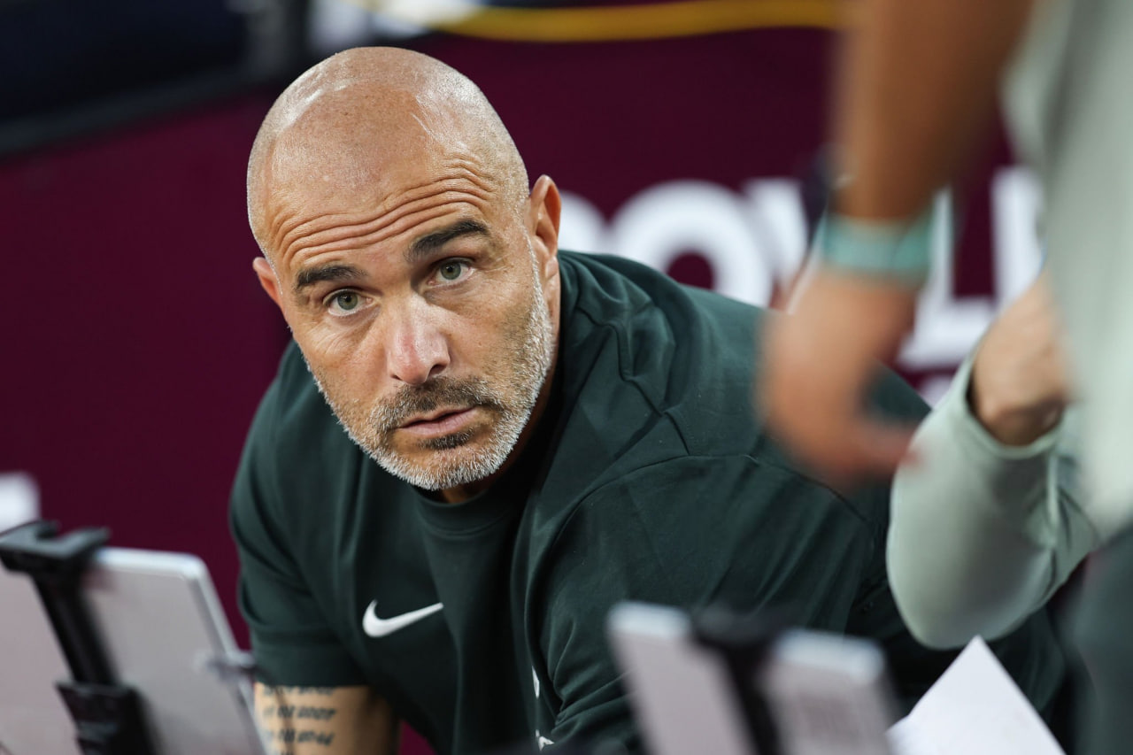 سرمربی چلسی روی نیمکت