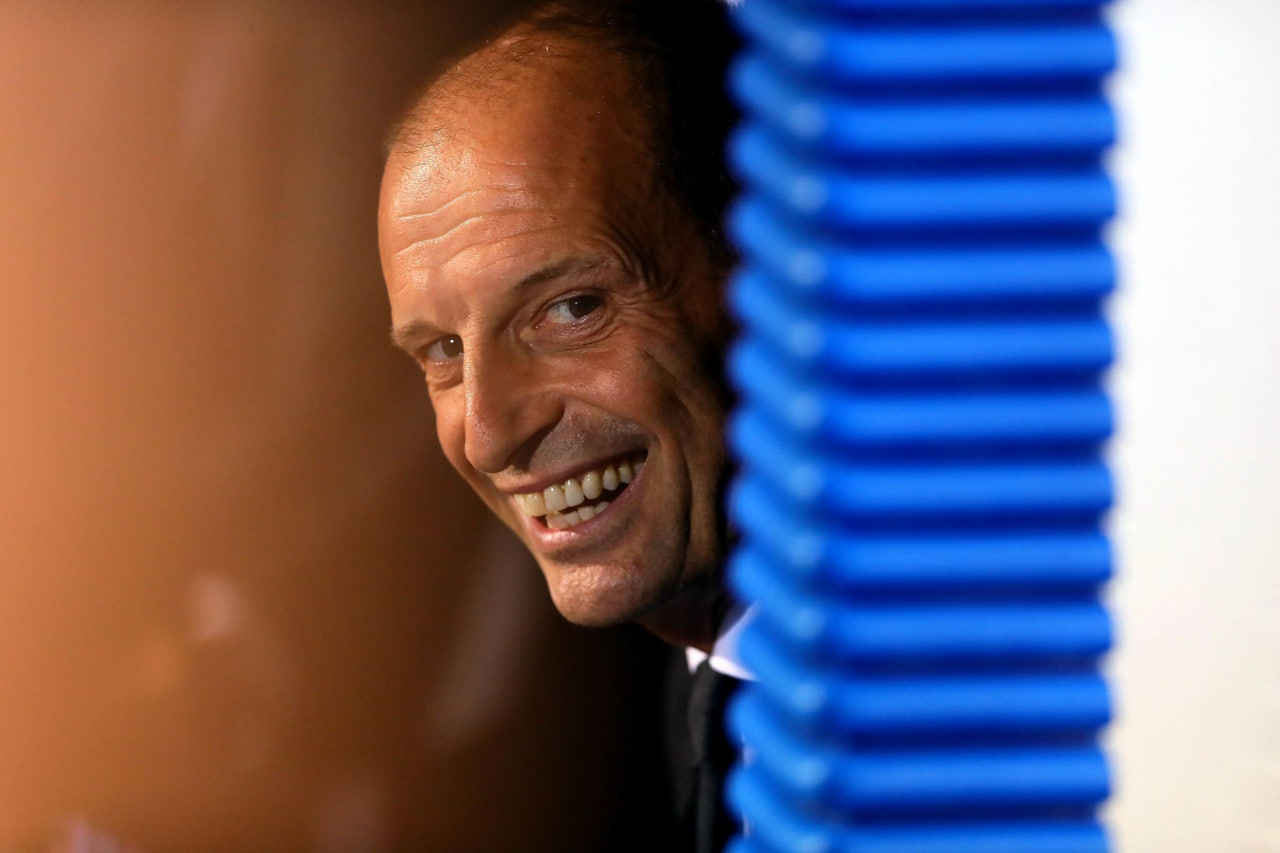 سرمربی میلان روی نیمکت