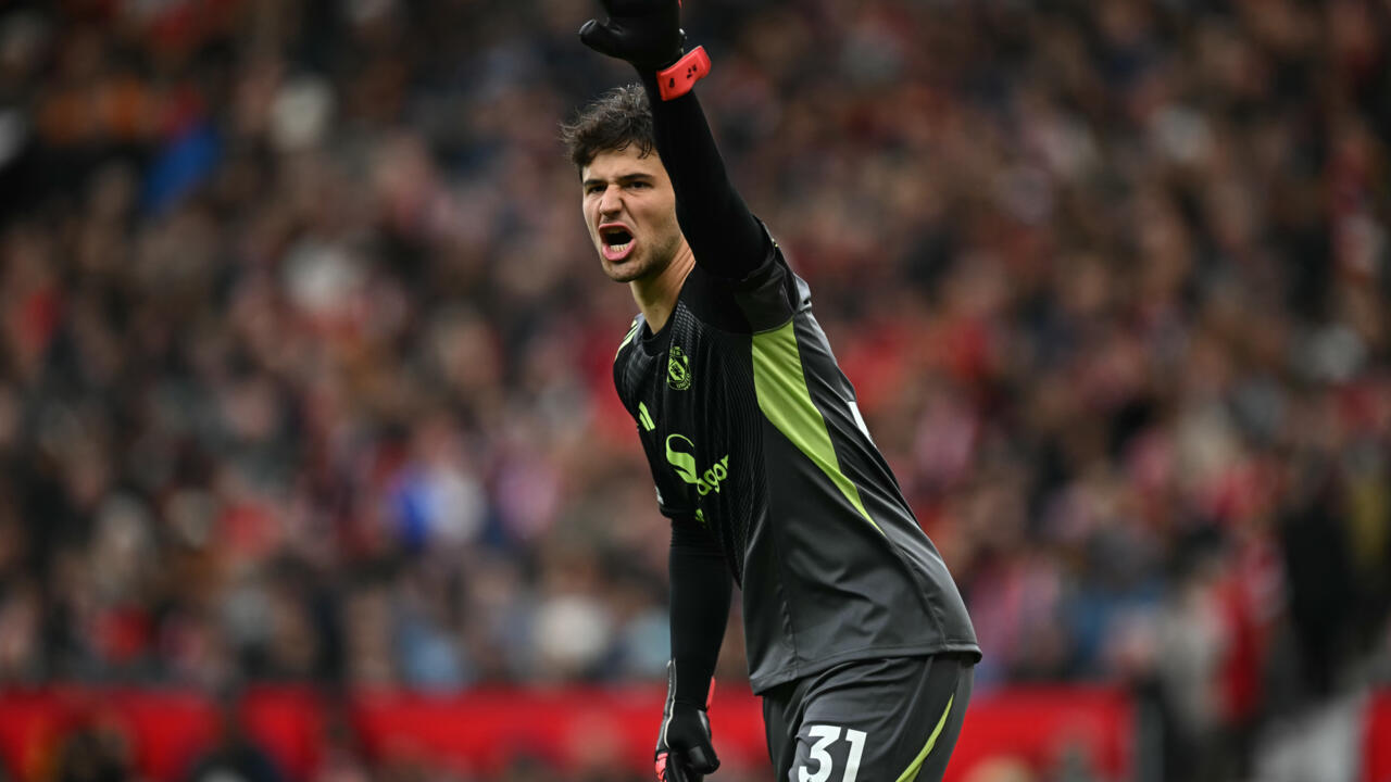 دروازه‌بان بلژیکی - دروازه‌بان منچستریونایتد در ورزشگاه اولدترافورد