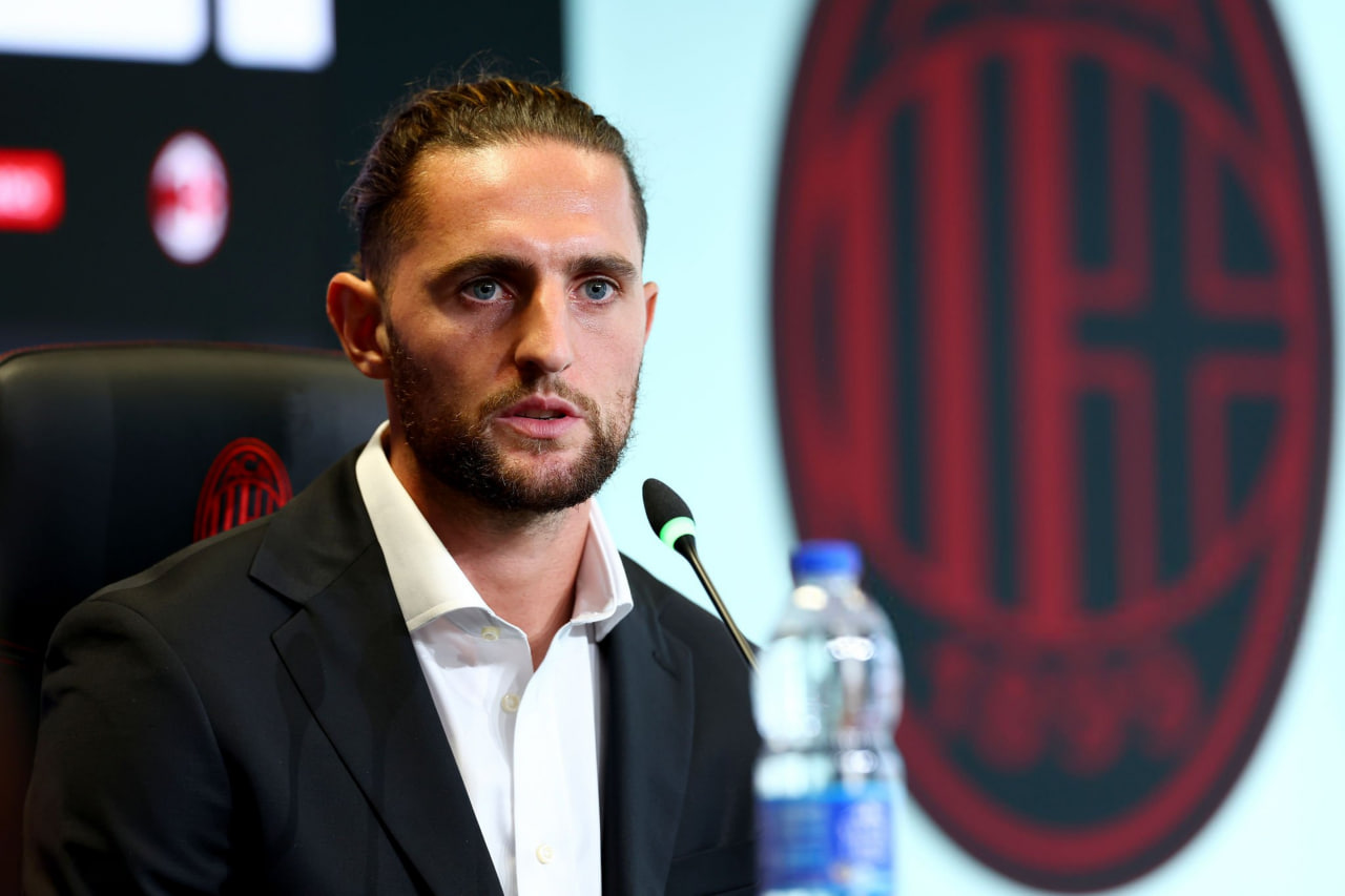 آدریان رابیو در کنفرانس خبری میلان