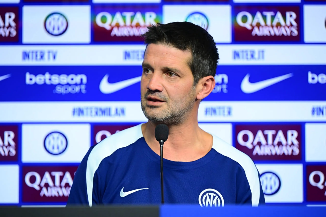 کریستین کیوو سرمربی رومانیایی اینتر در کنفرانس خبری قبل از بازی با میلان