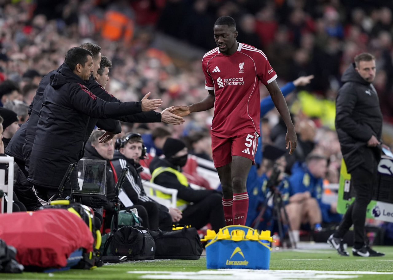 ابراهیما کوناته مدافع فرانسوی هنگام تعویض در بازی با ناتینگهام فارست