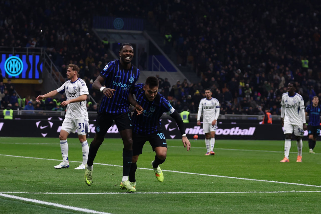 شادی پس از گل مارکوس تورام و لائوتارو مارتینز در بازی اینتر کومو در سن سیرو 2025