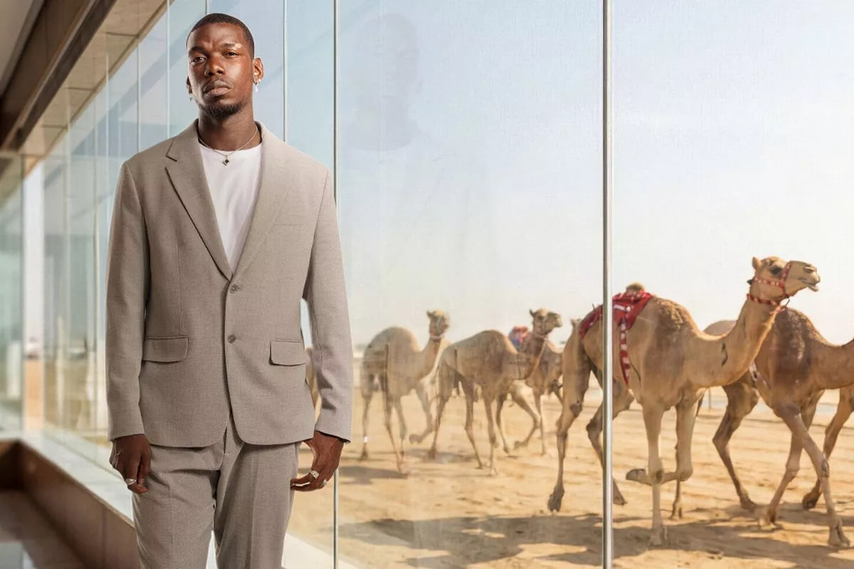 پل پوگبا، هافبک فرانسوی موناکو در کنار شترها