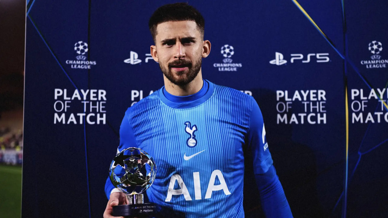 گولیلمو ویکاریو دروازه‌بان ایتالیایی تاتنهام و جایزه بهترین بازیکن زمین در بازی مقابل موناکو