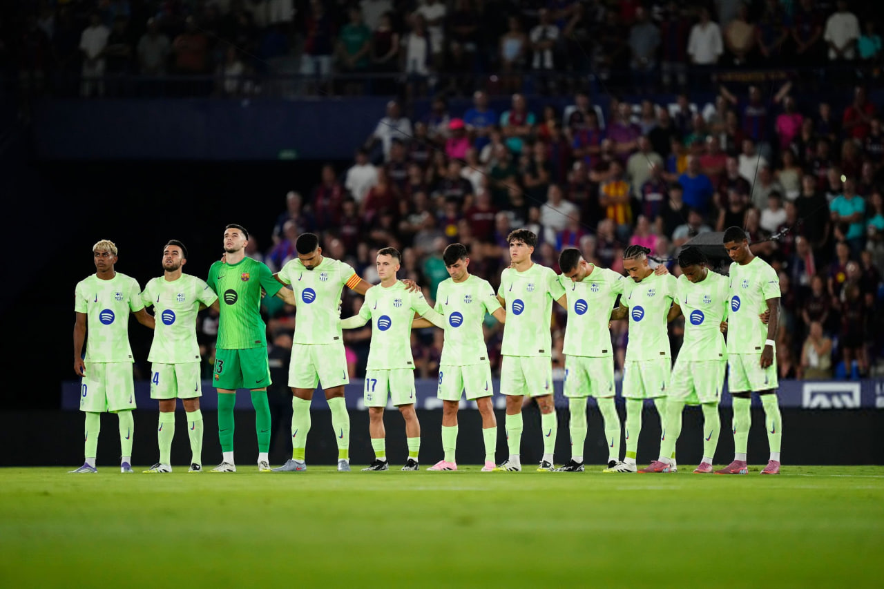 بازیکنان بارسلونا قبل از بازی با لوانته