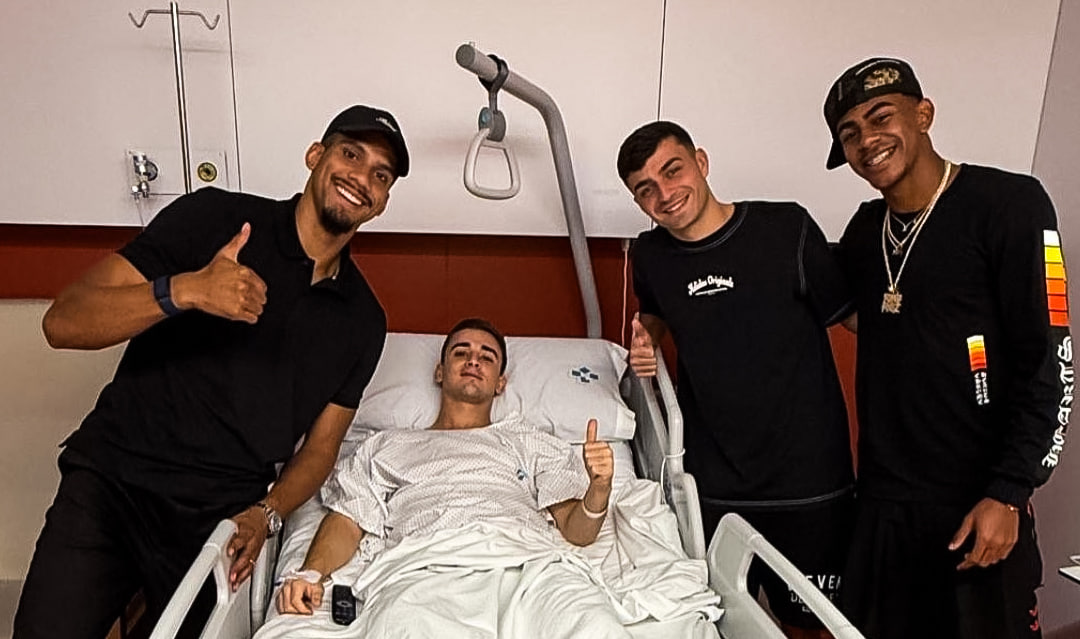 عیادت بازیکنان بارسلونا از گاوی پس از جراحی گاوی - رونالد آرائوخو - پدری - لامین یامال 