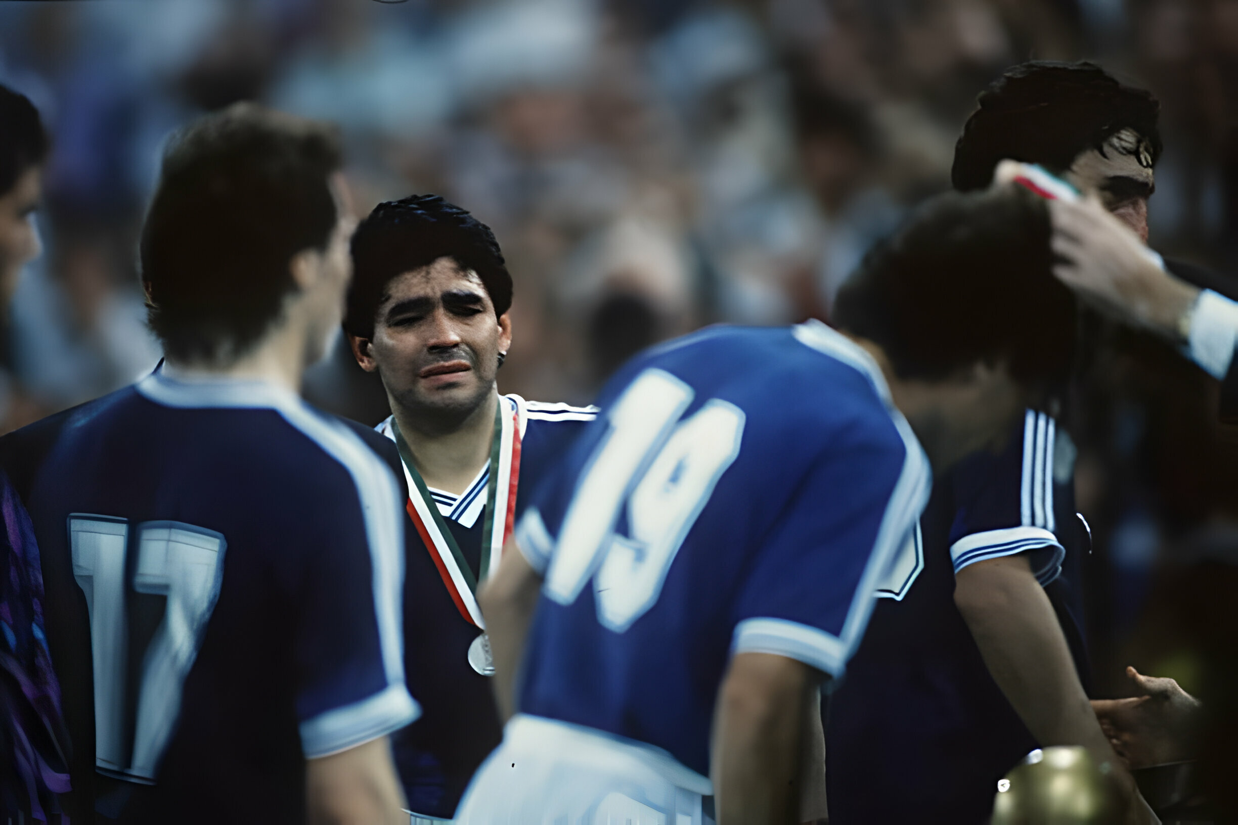 مارادونا با چشمانی گریان در فینال جام جهانی 1990