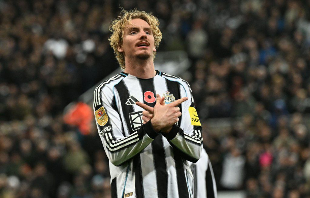 نیک ولتماده پس از گلزنی مقابل تاتنهام - مهاجم آلمانی نیوکاسل - لیگ کاپ انگلیس