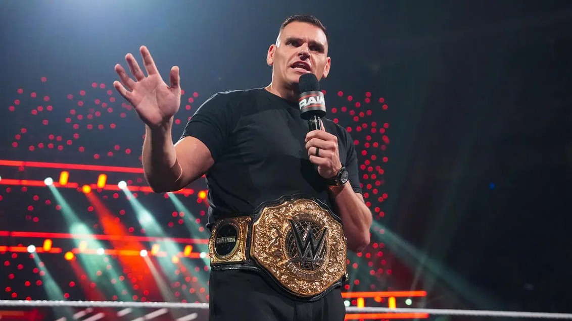 گونتر، ستاره کشتی کج و WWE در شوی راو