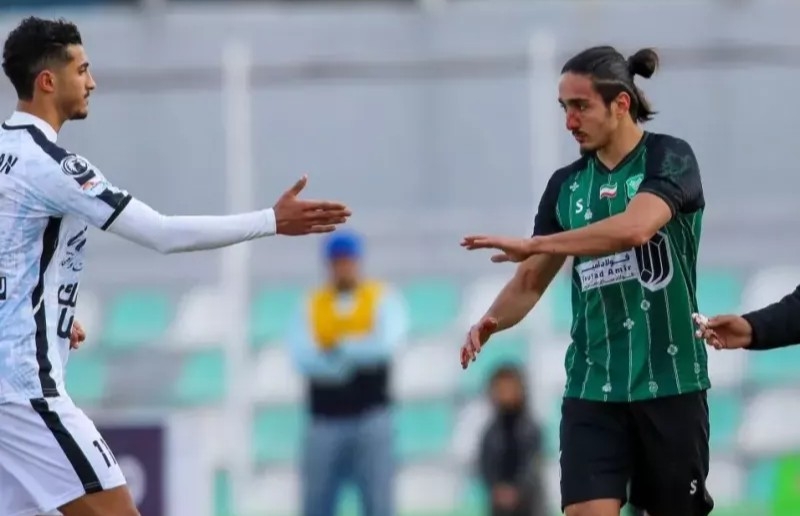 عکس از احسان حسینی مدافع تیم خیبر خرم آباد