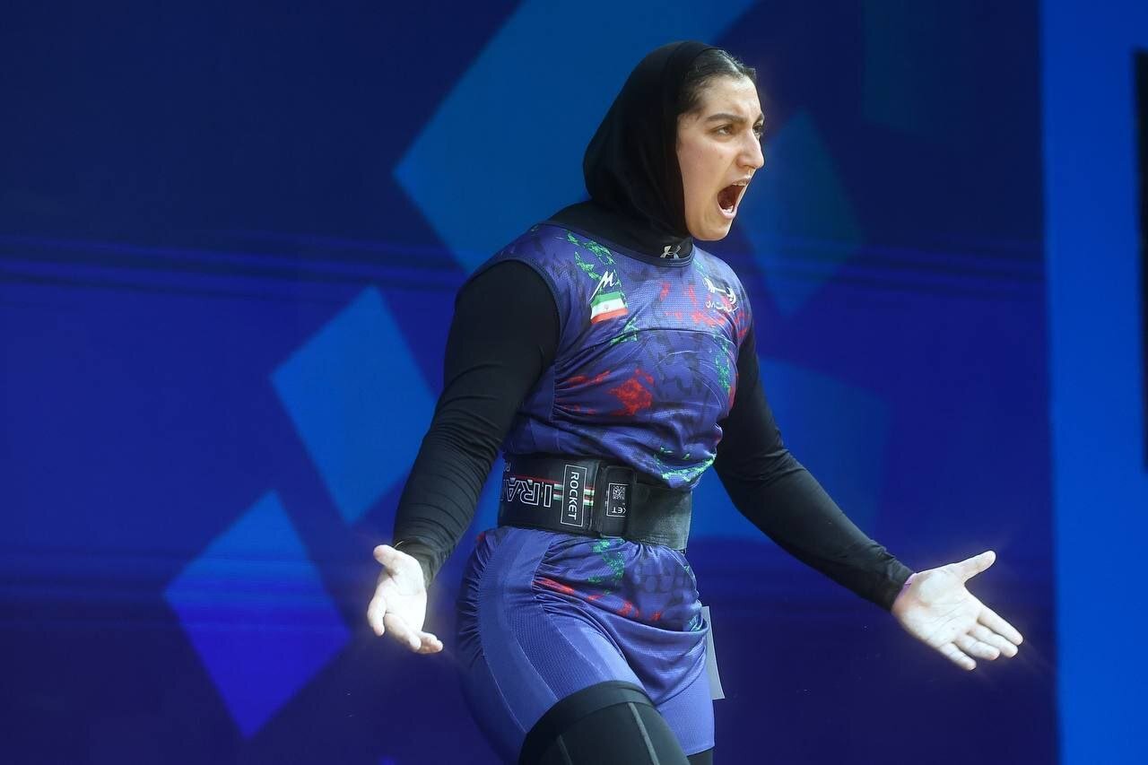 عکس از آلما حسینی وزنه‌بردار بانوان ایران