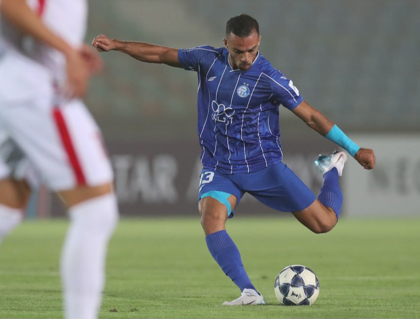 عکس از ابوالفضل جلالی مدافع چپ استقلال در بازی با المحرق