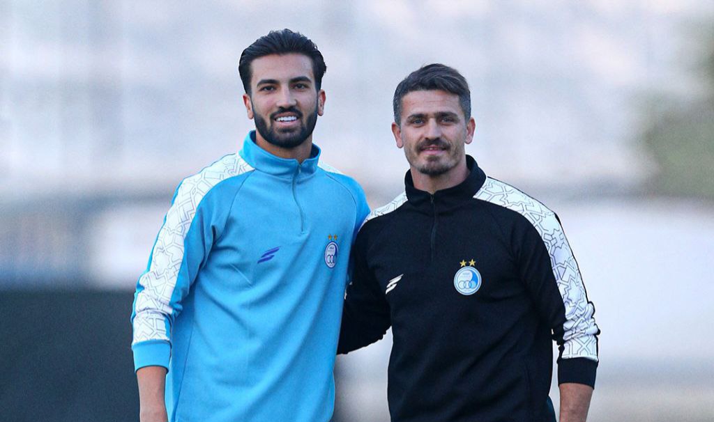 عکس از وریا غفوری مربی استقلال در کنار ابوالفضل زمانی در تمرین استقلال