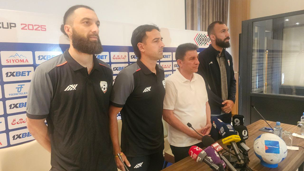 عکس از آلبرتو انس سرمربی تیم ملی افغانستان در کنفرانس خبری