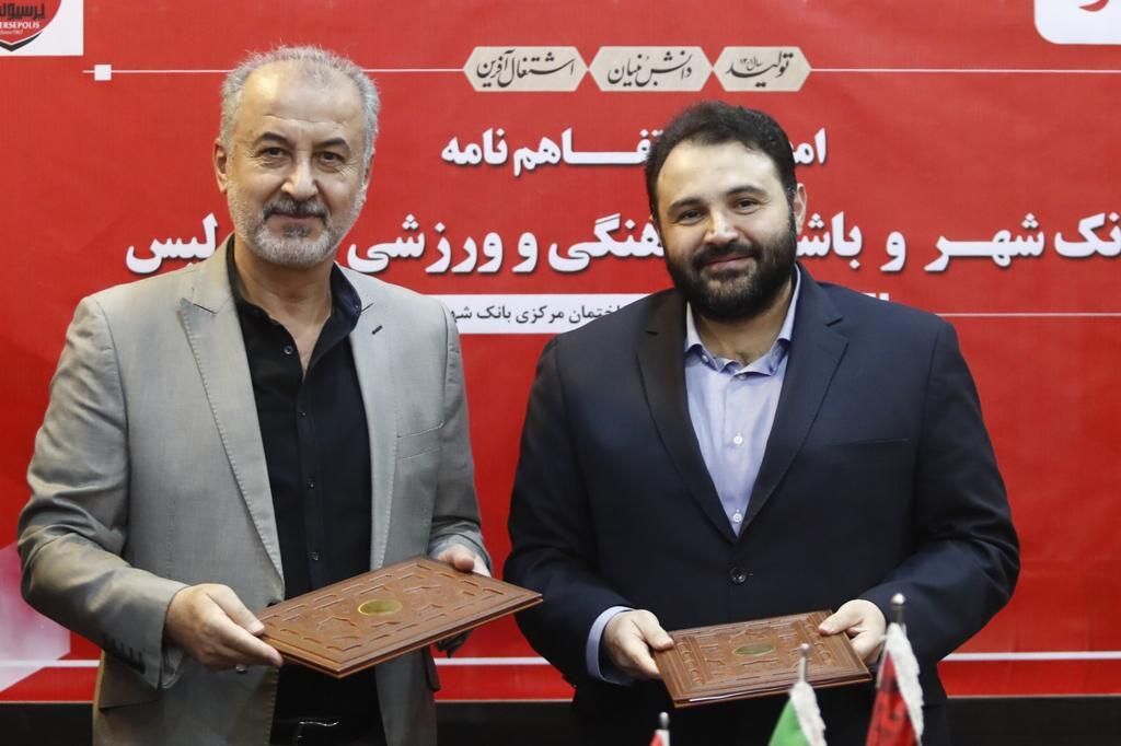 عکس از محمدمهدی احمدی و رضا درویش از مدیران پرسپولیس