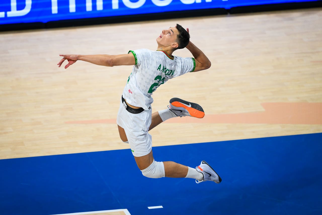 عکس از الکساندر نیوکولوف دریافت‌کننده قدرتی تیم ملی والیبال بلغارستان