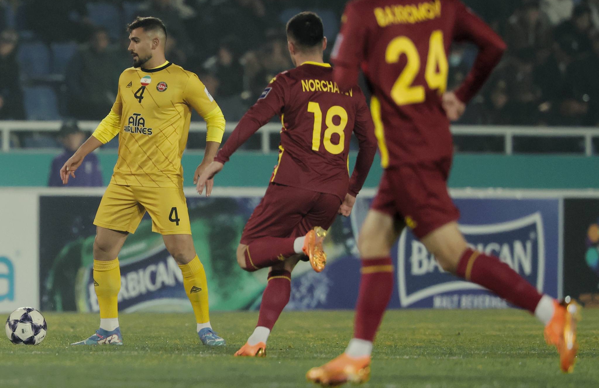 عکس از الکساندر سدلار مدافع تراکتور در بازی مقابل نسف قارشی