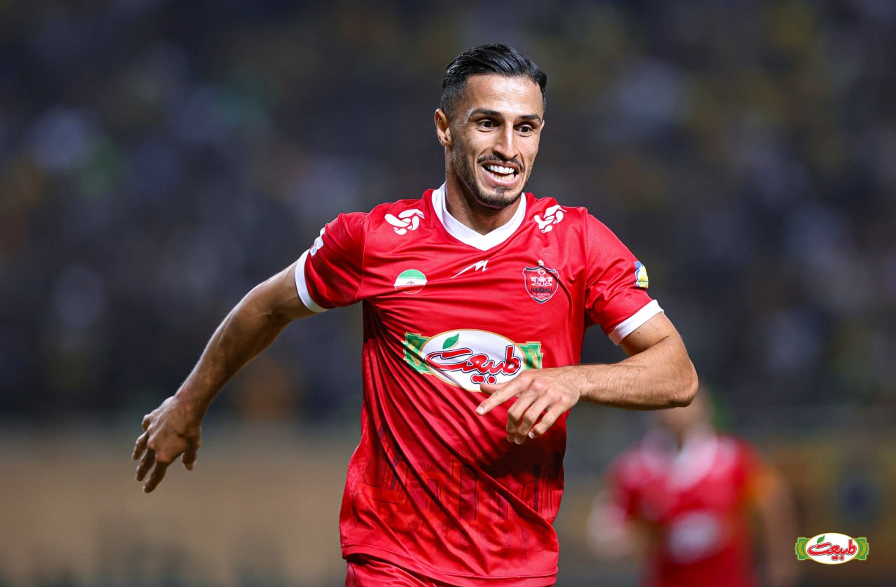 عکس از علی علیپور مهاجم پرسپولیس و گل به سپاهان در سال ۱۴۰۴