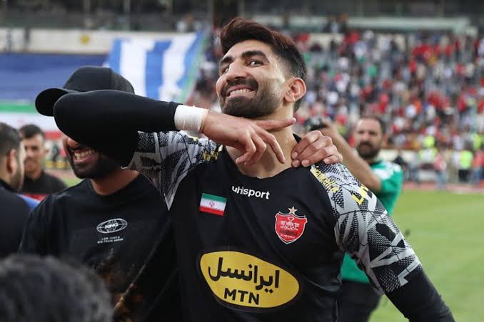 عکس از علیرضا بیرانوند دروازه‌بان پرسپولیس در دربی سال ۱۴۰۲