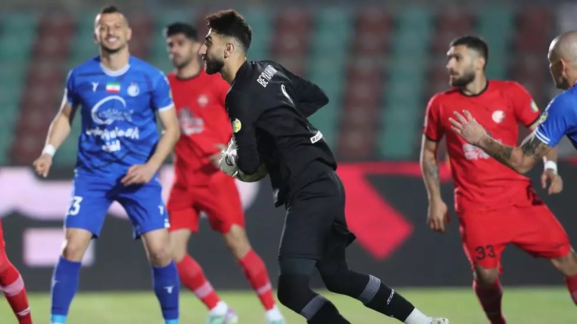 عکس از علیرضا بیرانوند دروازه‌بان تراکتور در بازی مقابل استقلال