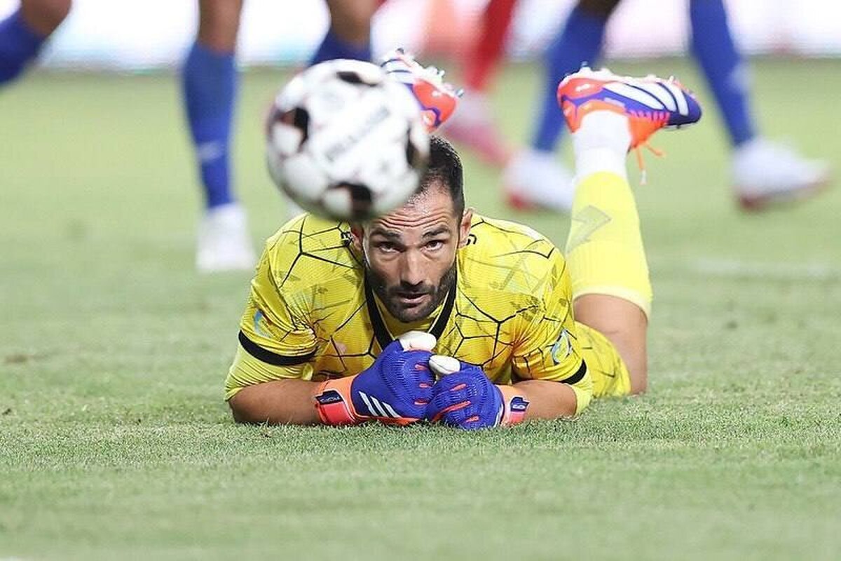 عکس از آنتونیو آدان سنگربان استقلال در دربی