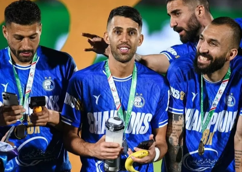 عکس از آرش رضاوند هافبک استقلال با شیر و موز