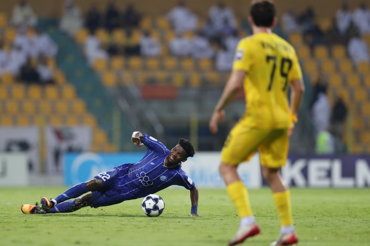 عکس از دیدیه اندونگ هافبک گابنی استقلال در بازی با النصر