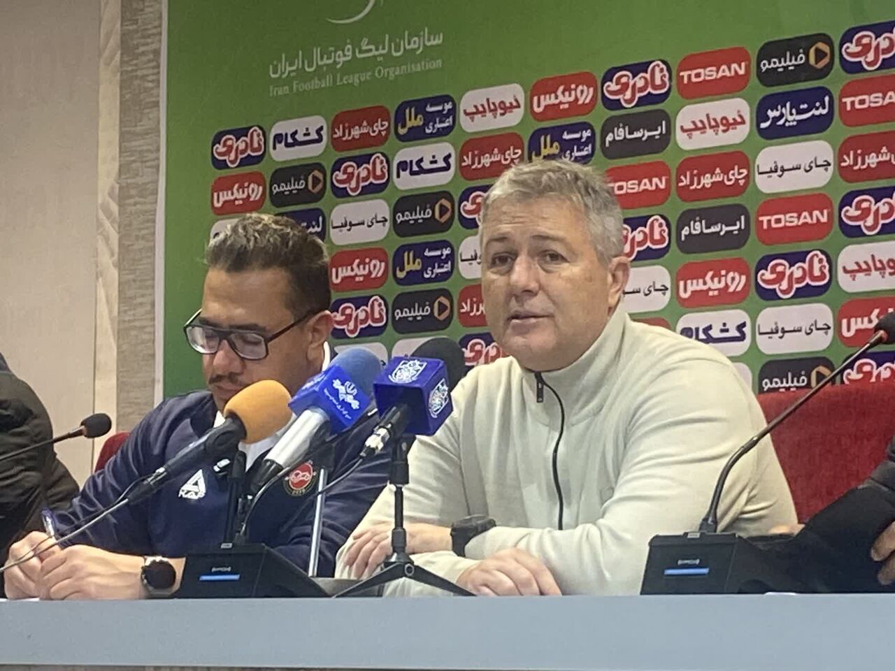 دراگان اسکوچیچ عکس از دراگان اسکوچیچ سرمربی تراکتور در کنفرانس خبری