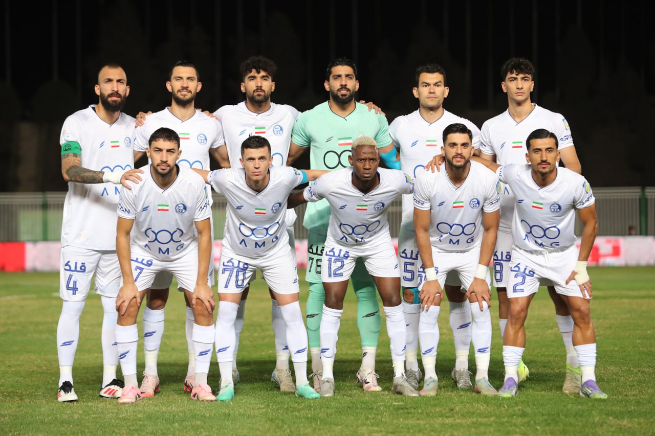 عکس تیمی از بازیکنان استقلال در بازی مقابل چادرملو