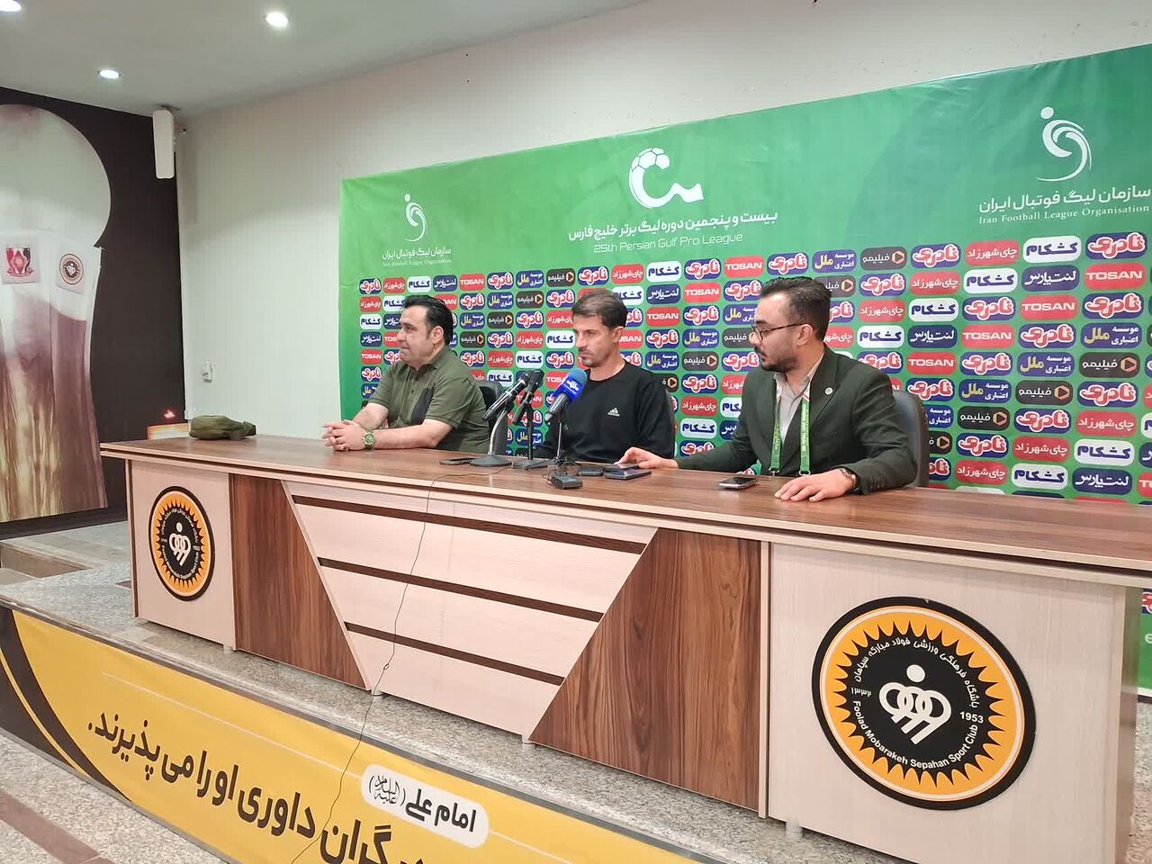 عکس از قاسم حدادی فر سرمربی ذوب آهن در کنفرانس خبری دربی اصفهان