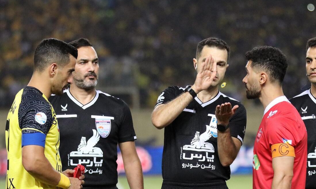 عکس از احسان حاج صفی و امید عالیشاه پیش از بازی سپاهان و‌ پرسپولیس در لیگ بیست‌وپنجم