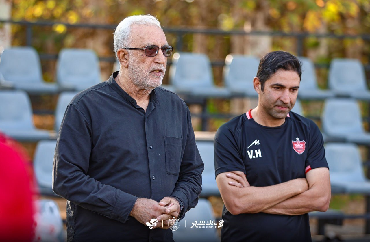 عکس از حسین فرکی پیشکسوت فوتبال ایران در تمرین پرسپولیس