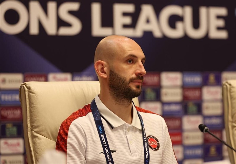 عکس از ایگور پوستونسکی هافبک کروات تراکتور در کنفرانس خبری