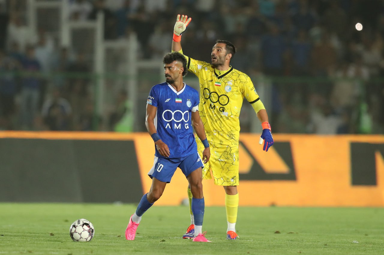 عکس از رامین رضاییان مدافع راست استقلال