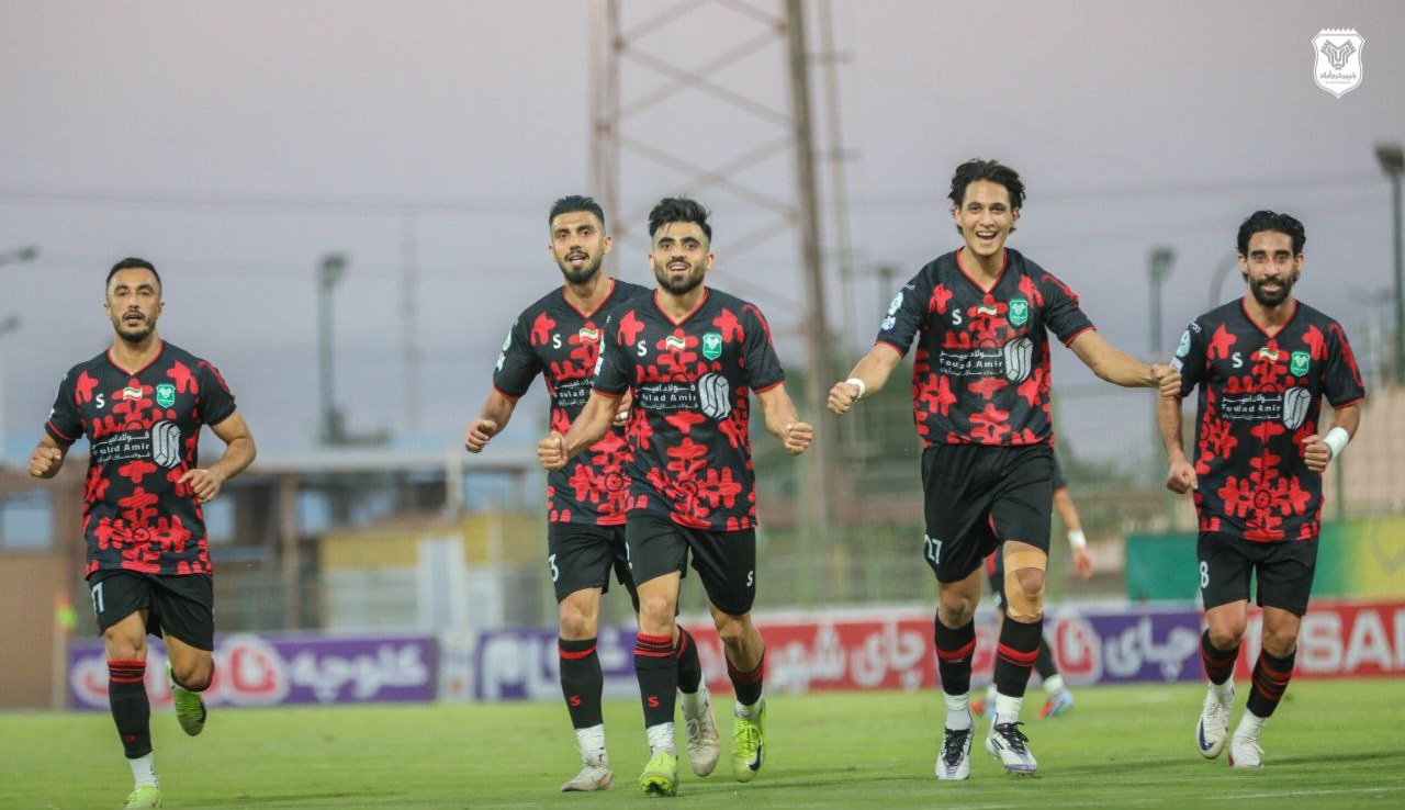 عکس از شادی پس از گل بازیکنان خیبر خرم آباد پس از گل به کیا