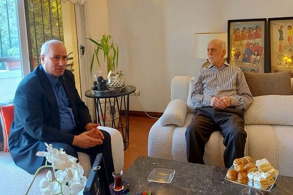 عکس از عیادت مهدی تاج از محمود خوردبین پس از عمل جراحی