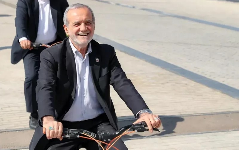 عکس از دوچرخه‌سواری مسعود پزشکیان در شهر اصفهان