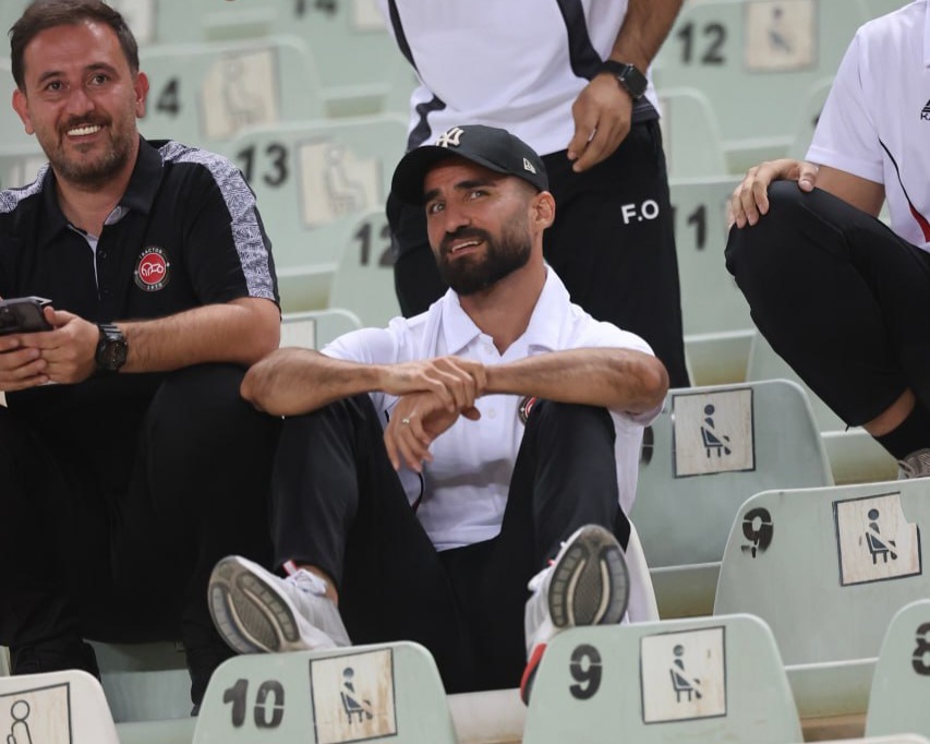 عکس از مهرداد محمدی مهاجم تراکتور روی سکوهای ورزشگاه نقش جهان در سوپرجام